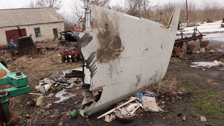 MH17 – Grote brokstukken MH17 nog op rampplek